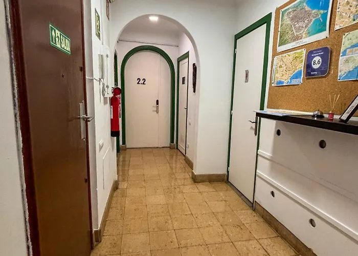 Tarragona Hostel אכסניה *