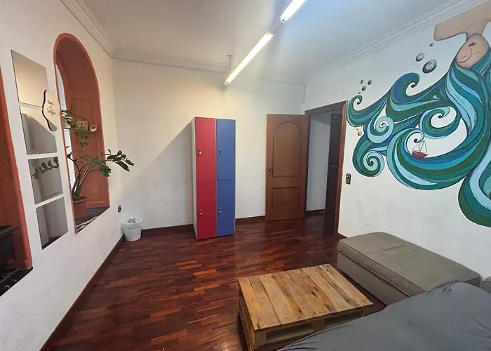 Tarragona Hostel אכסניה *