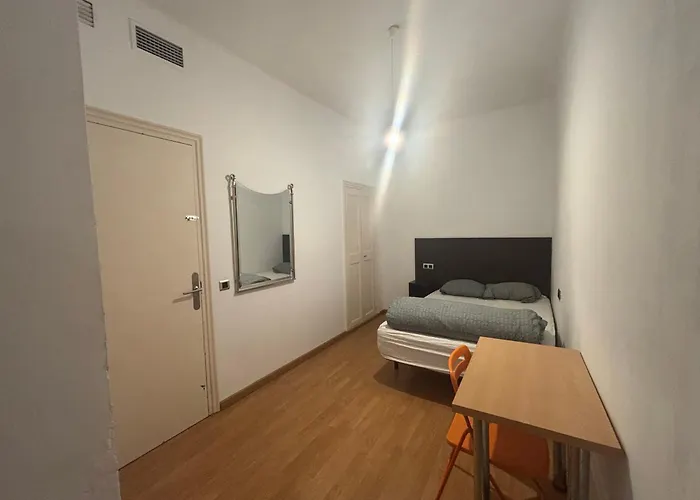 Tarragona Hostel אכסניה *