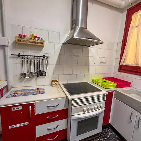 Tarragona Hostel بيت شباب *
