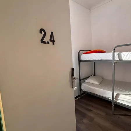 Tarragona Hostel بيت شباب