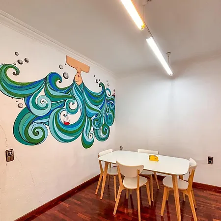 Tarragona Hostel بيت شباب