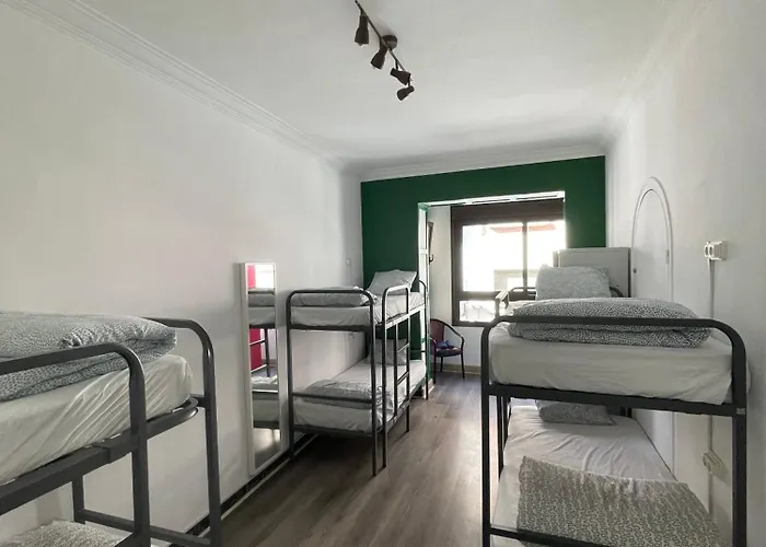 Tarragona Hostel بيت شباب