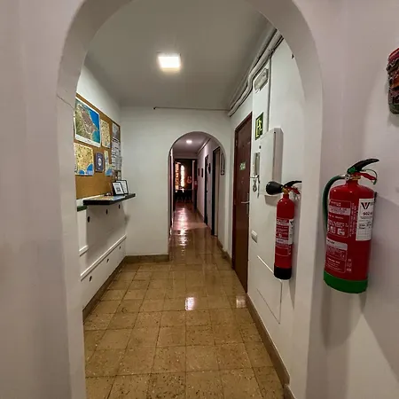 塔拉戈纳旅舍 *