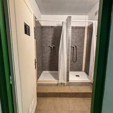 塔拉戈纳旅舍 旅馆 *