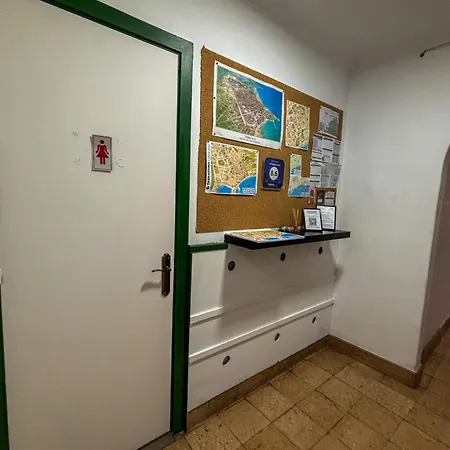 塔拉戈纳旅舍 *