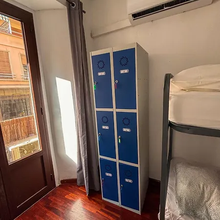 塔拉戈纳旅舍 *